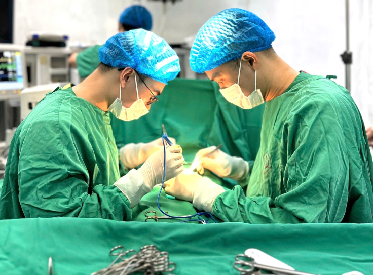 Bé trai bị chó cắn tổn thương nặng vùng kín