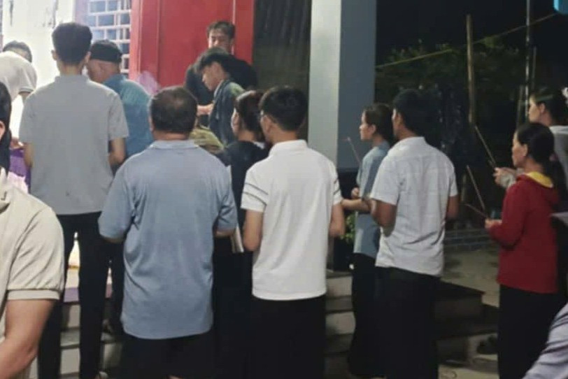 Gia cố mái nhà chống bão, điện giật khiến chồng tử vong, vợ và con bị thương