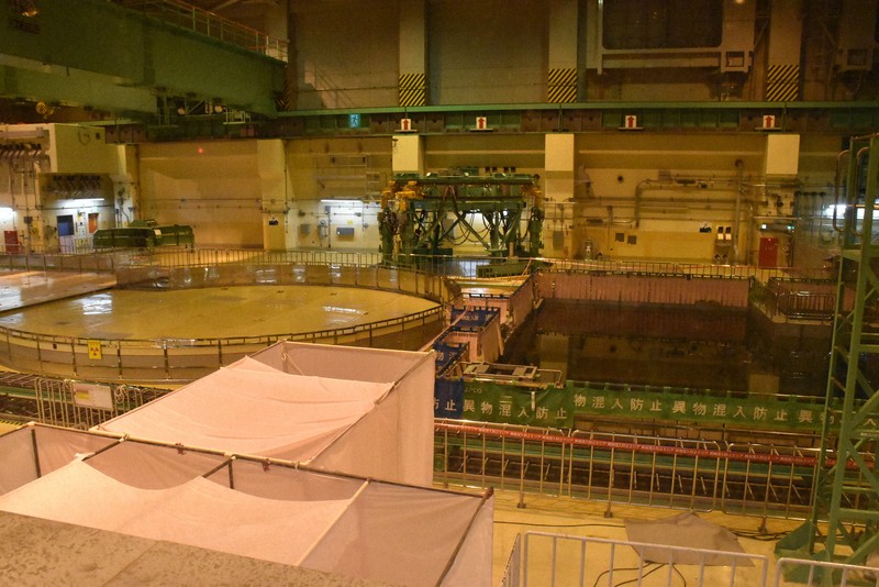 6号機の使用済み燃料プールとふたがしまった原子炉格納容器＝柏崎刈羽原発で2025年7月28日午後2時59分、戸田紗友莉撮影