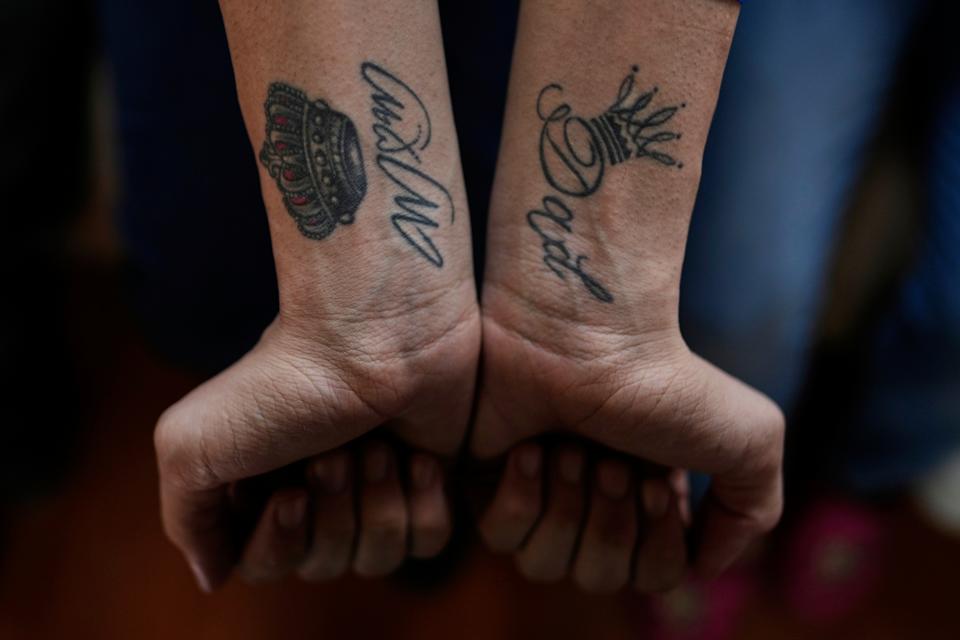 Andry Hernández, un migrante venezolano deportado hace meses a El Salvador por Estados Unidos en el marco de una ofensiva migratoria, muestra tatuajes en sus muñecas que dicen