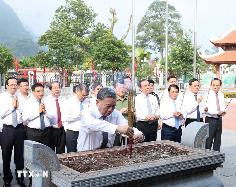 Tổng Bí thư dâng hương tại Khu tưởng niệm các tiền bối cách mạng tại Tuyên Quang