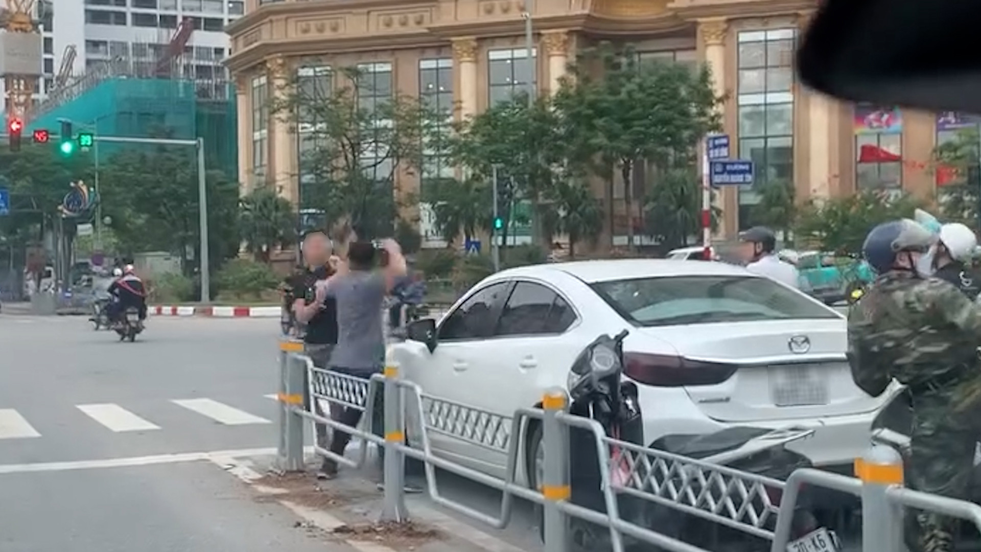 Tài xế ô tô, xe máy đánh nhau giữa ngã tư ở Hà Nội