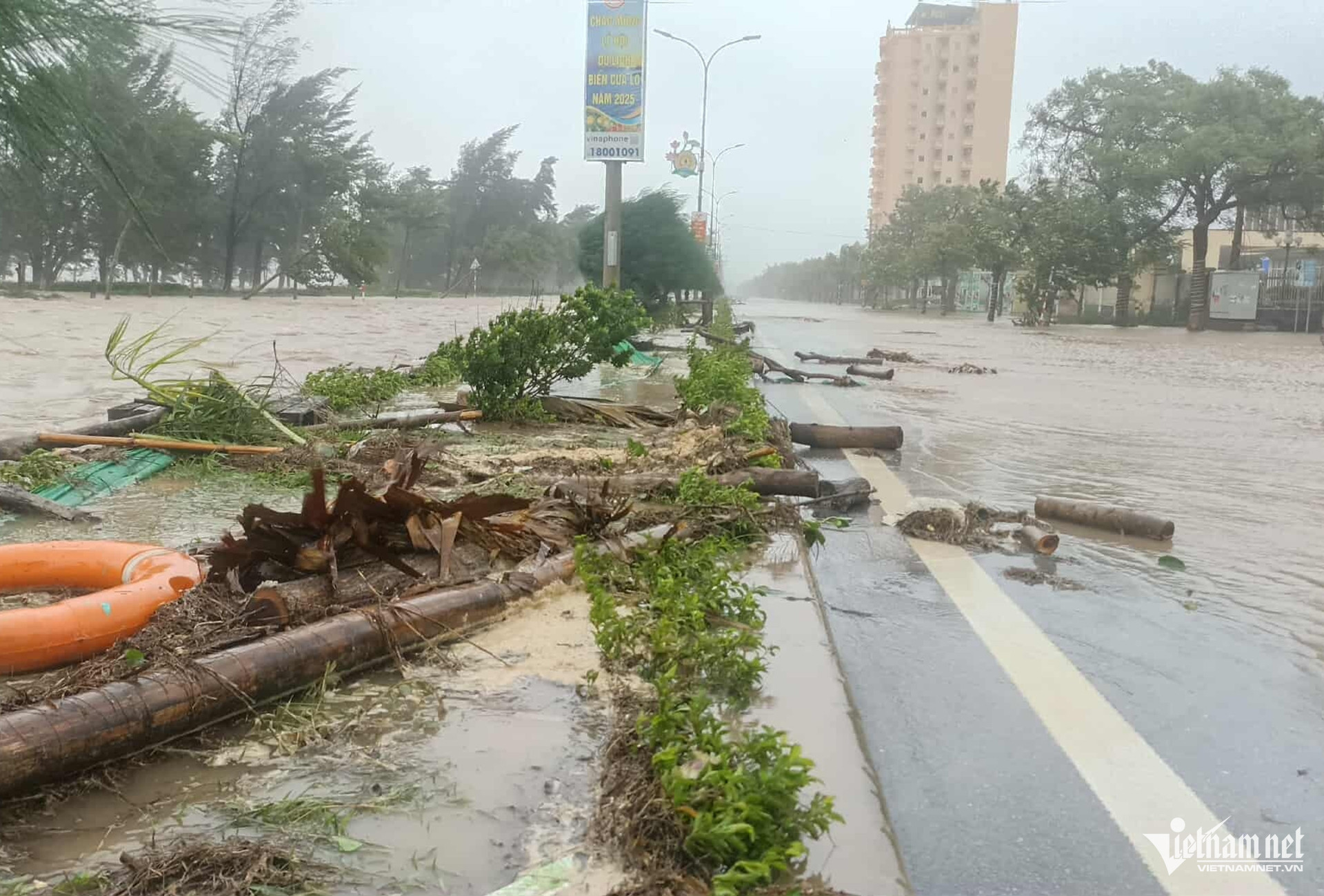 Thủ tướng: Khuyến cáo người dân hạn chế đi lại khi có mưa lũ lớn