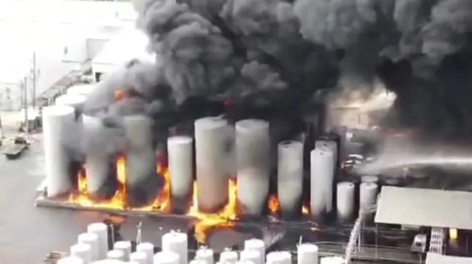 A massive explosion at a Louisiana auto supply plant has caused a huge fire and billows of black smoke to plume into the air as authorities order people to evacuate the area (WBRZ)