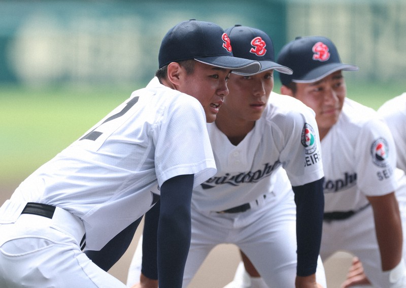 【聖隷クリストファー－明秀日立】試合前、グラウンドに向かう聖隷クリストファーの渋谷海友主将（手前）＝阪神甲子園球場で2025年8月9日、岩本一希撮影