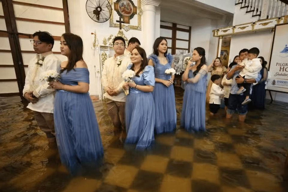 Tổ chức đám cưới giữa ngập lụt, chú rể nói 2 câu khiến nhiều người xúc động