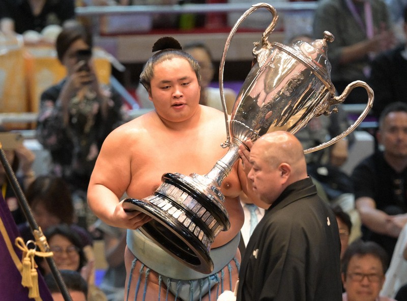 優勝し、八角理事長（手前）から賜杯を受け取る琴勝峰＝IGアリーナで2025年7月27日、山崎一輝撮影