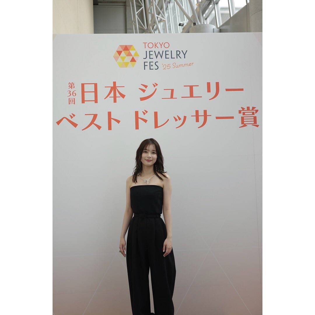 清純派の朝ドラヒロイン雰囲気ガラリ！鎖骨見せ〝妖艶〟ドレススタイル「人類で一番可愛いな」「デコルテとか腕とかほんと綺麗」