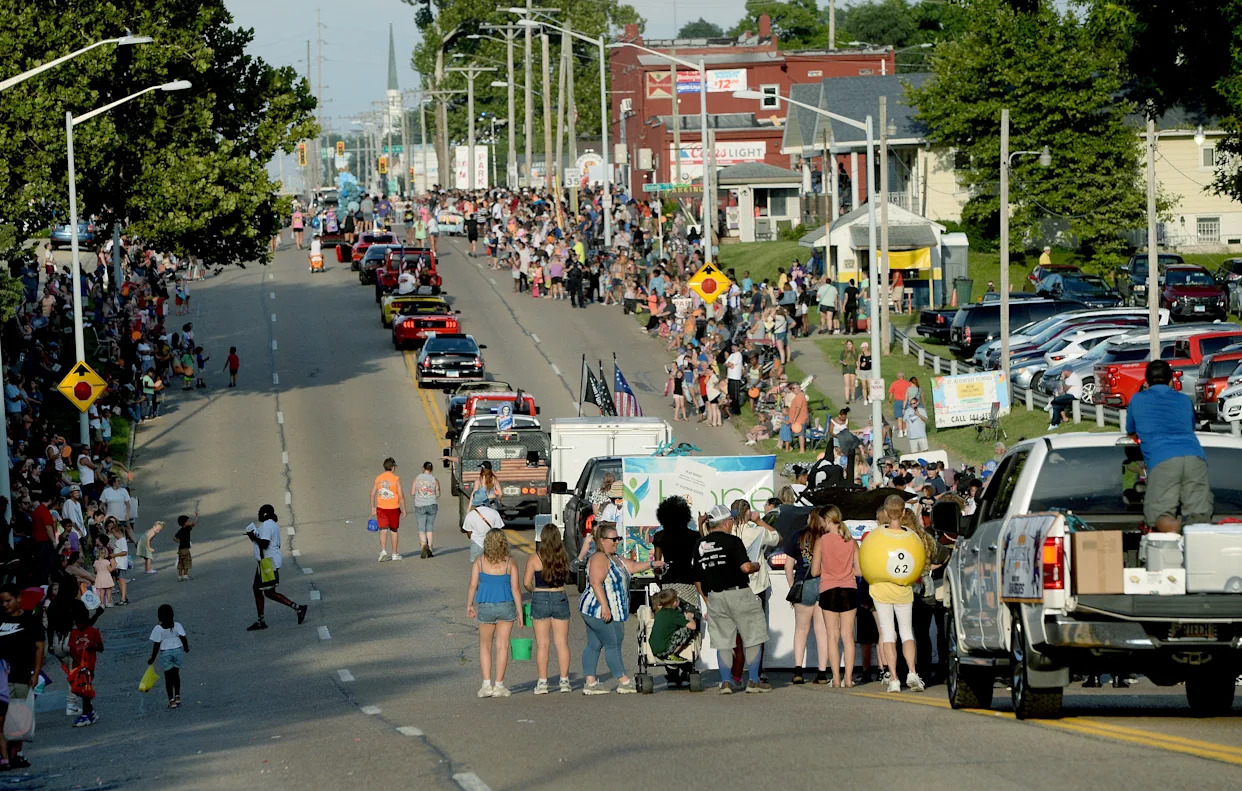 Illinois State Fair parade winners include bands, floats and clowns