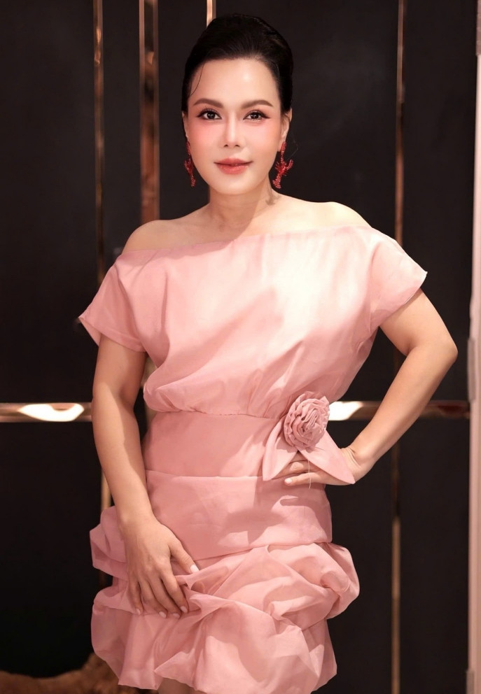 Áp lực của nghệ sĩ Việt Hương ở tuổi 49