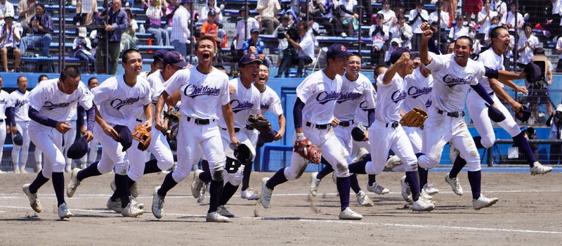 【聖隷クリストファー－静岡】初優勝を果たし、応援席に向かって駆け出す聖隷クリストファーの選手＝静岡市駿河区の草薙球場で2025年7月28日、藤倉聡子撮影