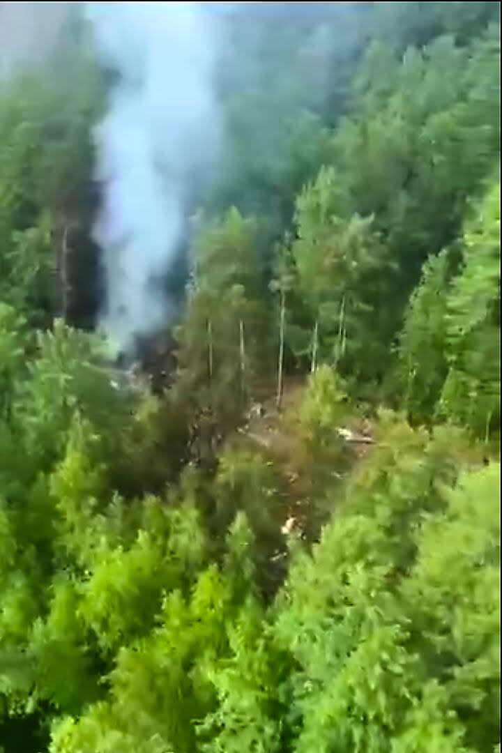 El fuselaje en llamas fue avistado desde un helicóptero de rescate en la ladera de una montaña