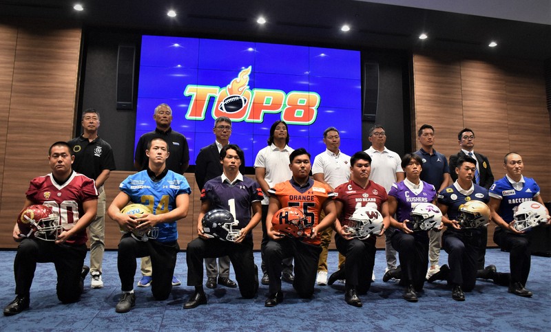 リーグ戦開幕を前に、記者会見に臨んだアメリカンフットボール関東大学リーグ1部上位「TOP8」の監督、選手ら＝東京都内で2025年8月25日、牧野大輔撮影