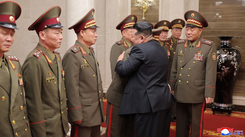 金正恩氏、帰国したロシア派遣の指揮官らと面会　将官に初の表彰式へ