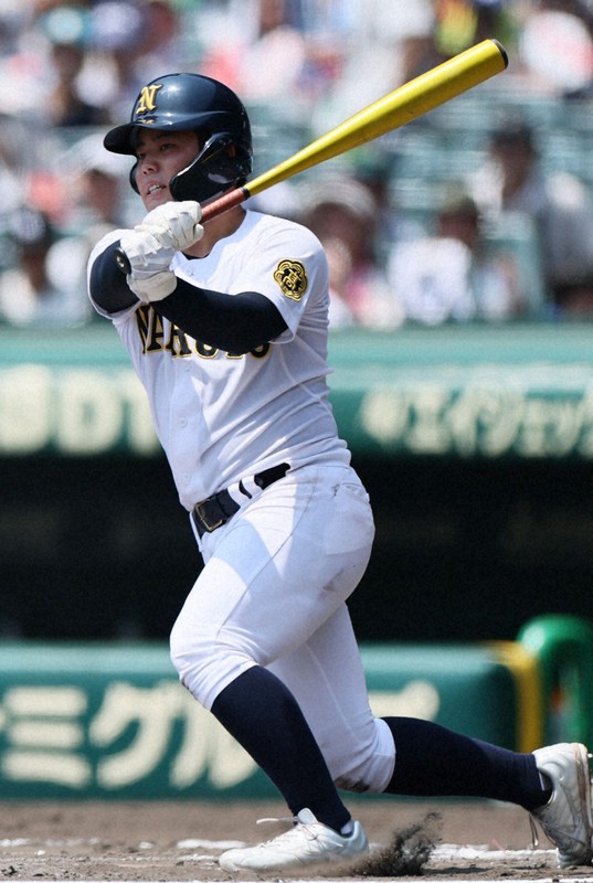 打球が審判の脚に当たり…　沖縄尚学－鳴門戦で珍プレー　夏の甲子園