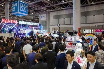 東京おもちゃショーが開幕　「たまごっち」最新版も、親子で進歩体感
