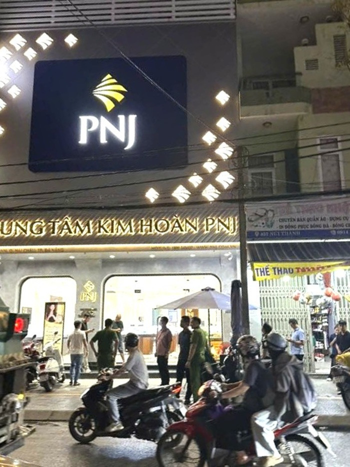 Thanh niên cầm búa đập tủ kính, cướp tiệm vàng PNJ Đà Nẵng rồi ngang nhiên bỏ đi