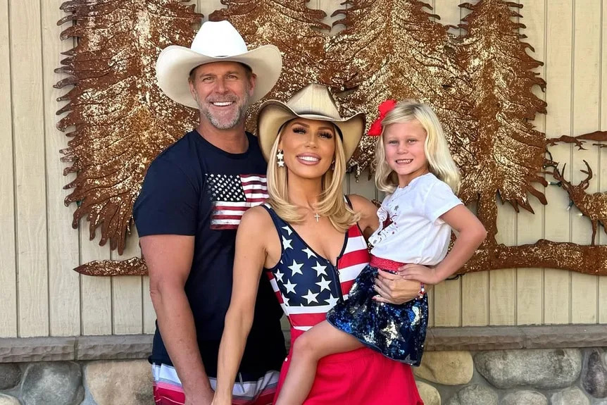 Gretchen Rossi and Slade Smiley post for a photo with their daughter
