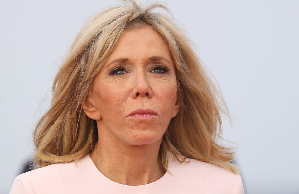 Brigitte Macron, vestida de rosa en Abiyán durante su visita a Costa de Marfil el 20 de diciembre de 2019.