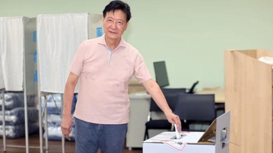 台灣大罷免｜趙少康亮票觸法　稱一時失誤背面當正面　警方調查