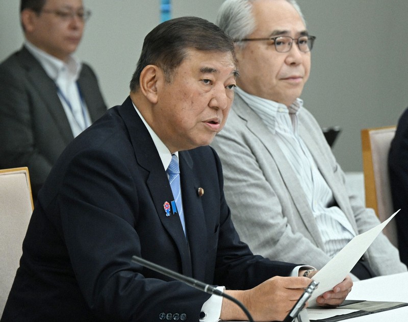 次官連絡会議で発言する石破茂首相（左）＝首相官邸で2025年8月1日午後0時8分、平田明浩撮影