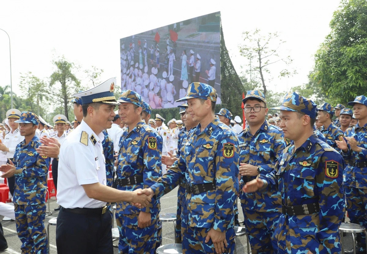 Tàu mặt nước luyện tập đội hình diễu binh trên biển