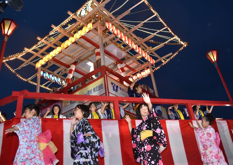 盆踊りを踊る子供たち=福島県いわき市内郷綴町のJR内郷駅前広場で2017年8月14日午後6時48分、乾達撮影
