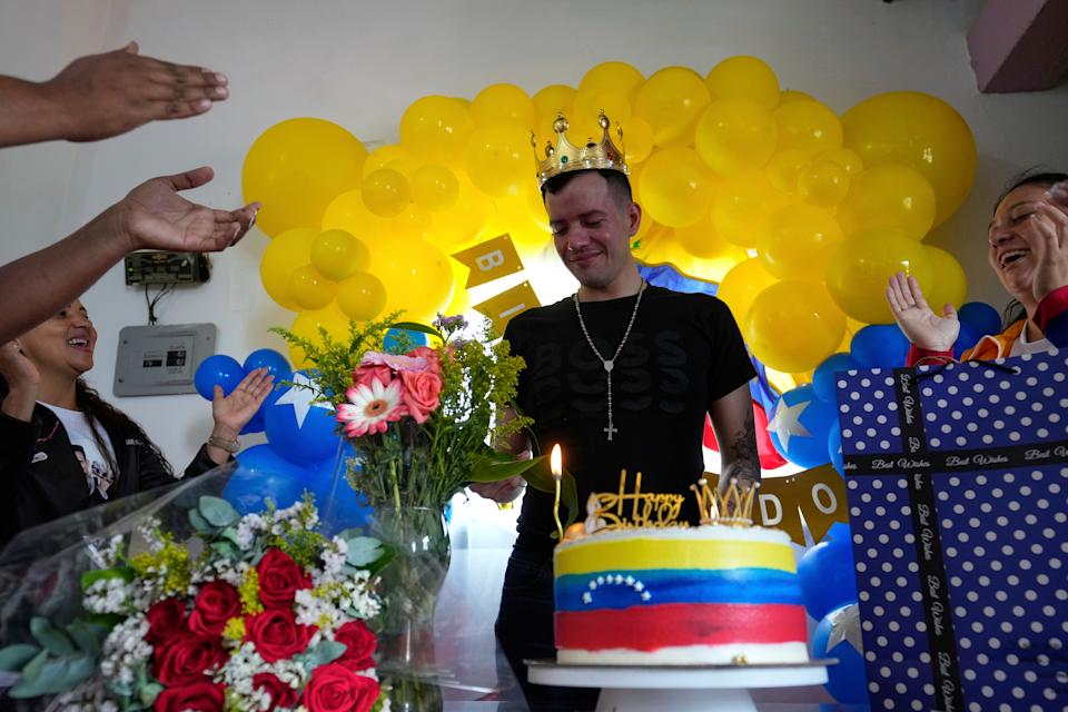 Andry Hernández, un migrante venezolano deportado hace meses a El Salvador por Estados Unidos en el marco de una ofensiva migratoria, es recibido en Capacho Nuevo, Venezuela, el miércoles 23 de julio de 2025. (Foto AP/Ariana Cubillos)