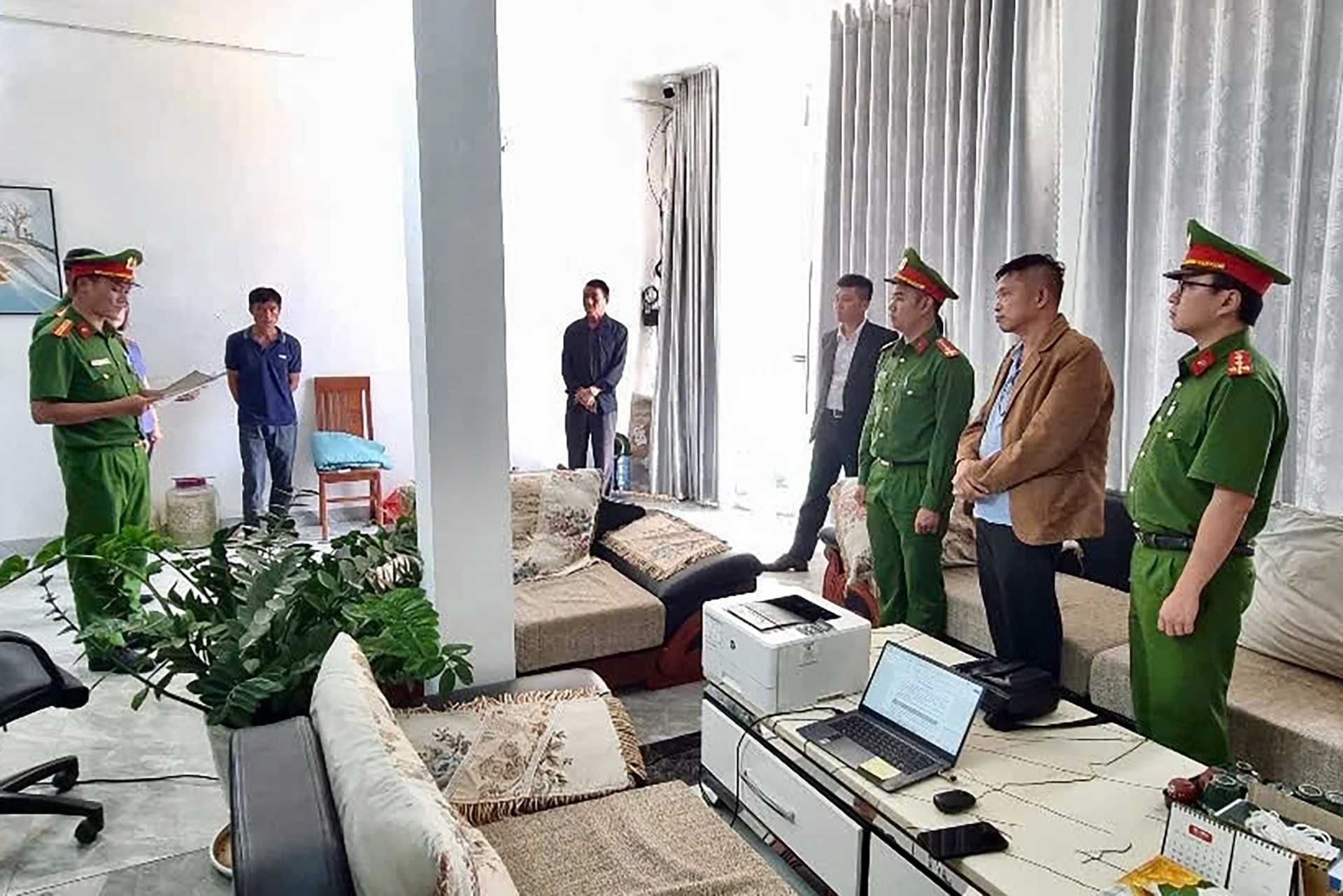 Bắt tạm giam giám đốc và phó giám đốc công ty tơ tằm Nam Ban Silk
