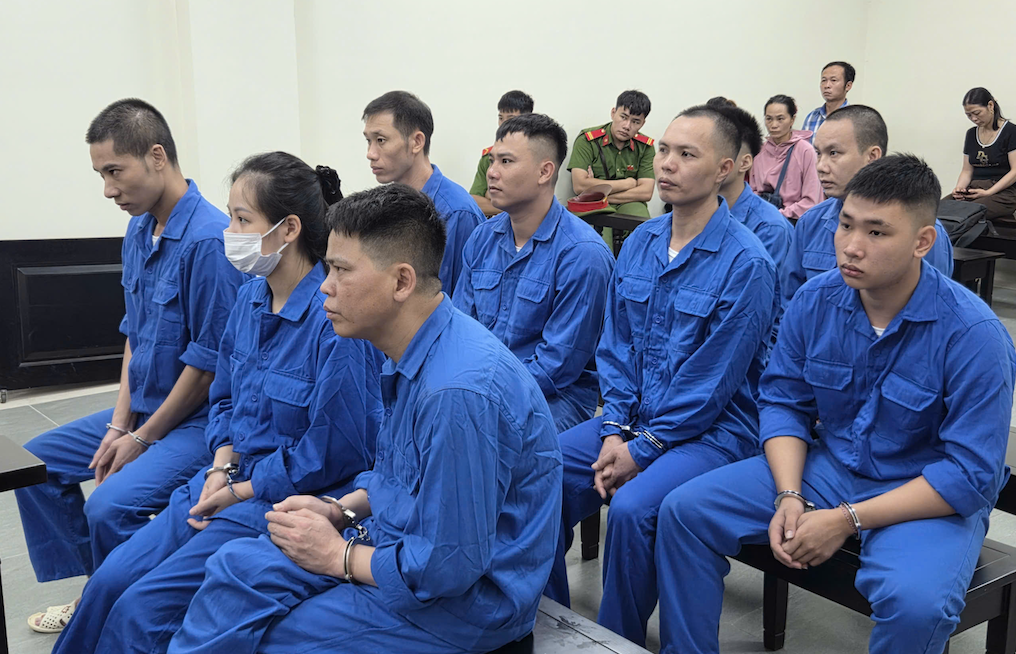 Bố cùng vợ chồng con gái thuê người đánh, đổ a-xít vào nhân tình của con trai