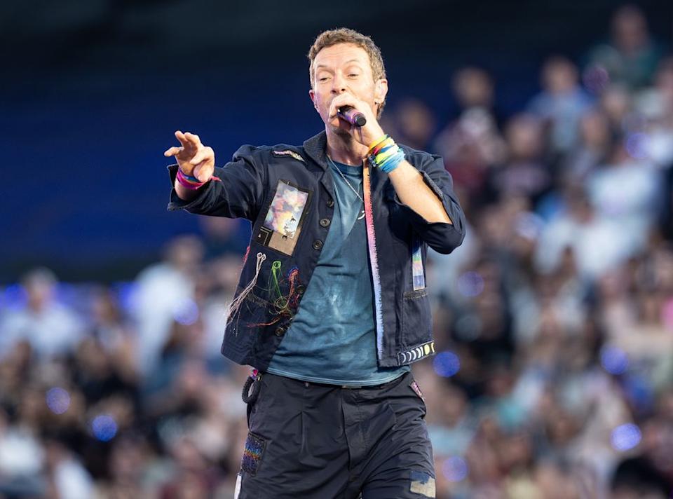 Chris Martin de Coldplay durante un concierto en Stanford, California.