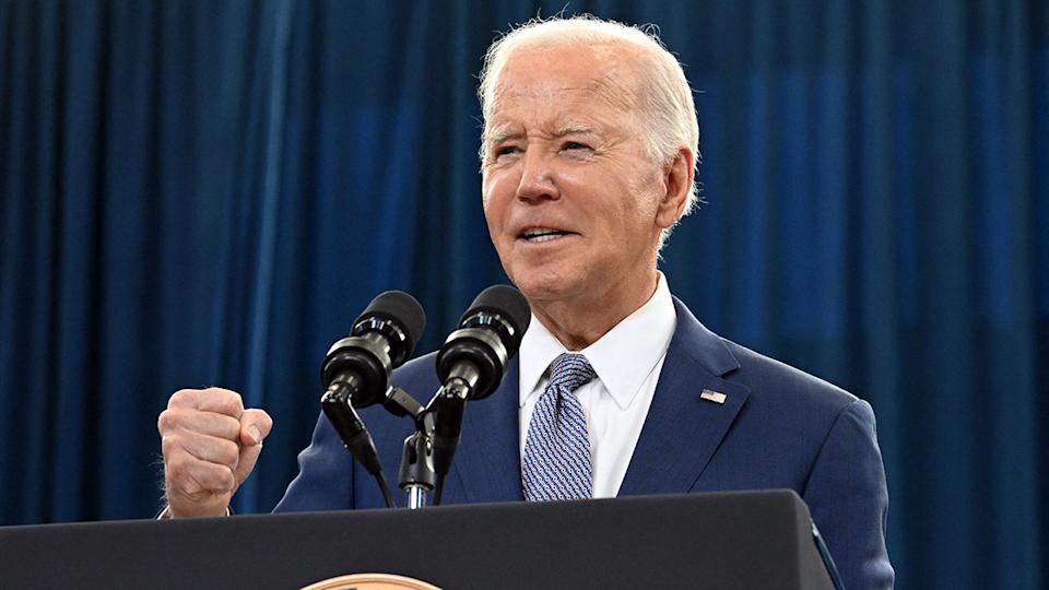 Joe Biden hablando en el podio, cerrando el puño