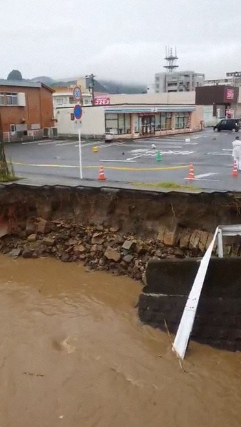 大雨の影響で、ガードレールごと路肩が崩れたとみられる現場＝鹿児島県姶良市で2025年8月8日午前撮影（Xユーザー提供）