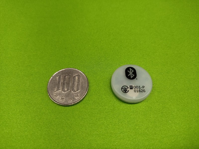 体表温度を測定する小型センサー（右）＝ナインバード株式会社提供