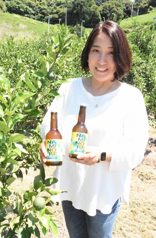 「ナミノレスパークリング」の材料となるジャバラの農園に立つ板倉純子さん＝静岡県牧之原市で2025年7月30日午前11時0分、丹野恒一撮影