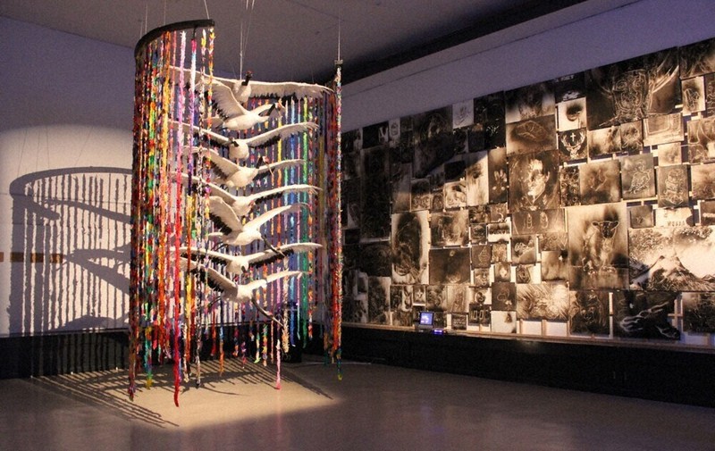 若い世代を中心に多くの来場者が訪れたチンポムの企画展（原爆の図丸木美術館提供）