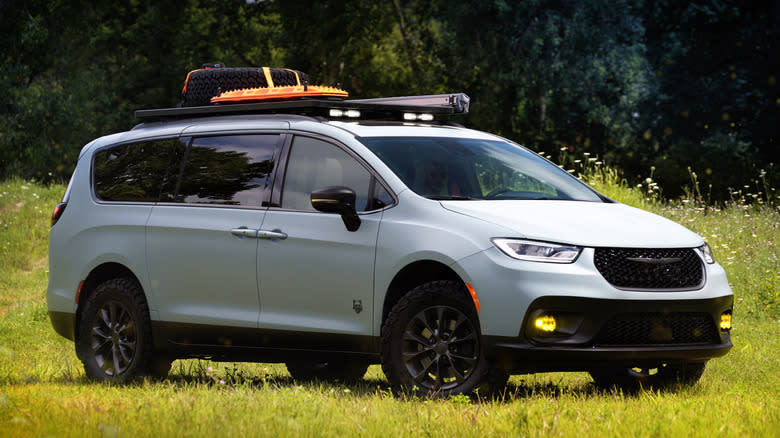 Chrysler Pacifica Grizzly Peak Concept front three-quarter