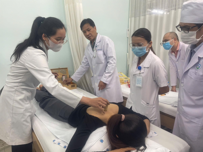 Chưa 30 tuổi nhưng cột sống như người già