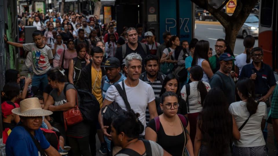Personas caminan por las calles de Caracas, el 13 de septiembre de 2023. Venezuela es uno de los países de la región a los que EE.UU. recomienda no viajar. - MIGUEL ZAMBRANO/AFP/AFP via Getty Images