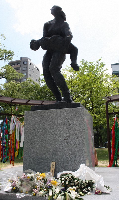原爆犠牲国民学校教師と子どもの碑＝広島市中区で2025年8月5日午後1時34分、宇城昇撮影