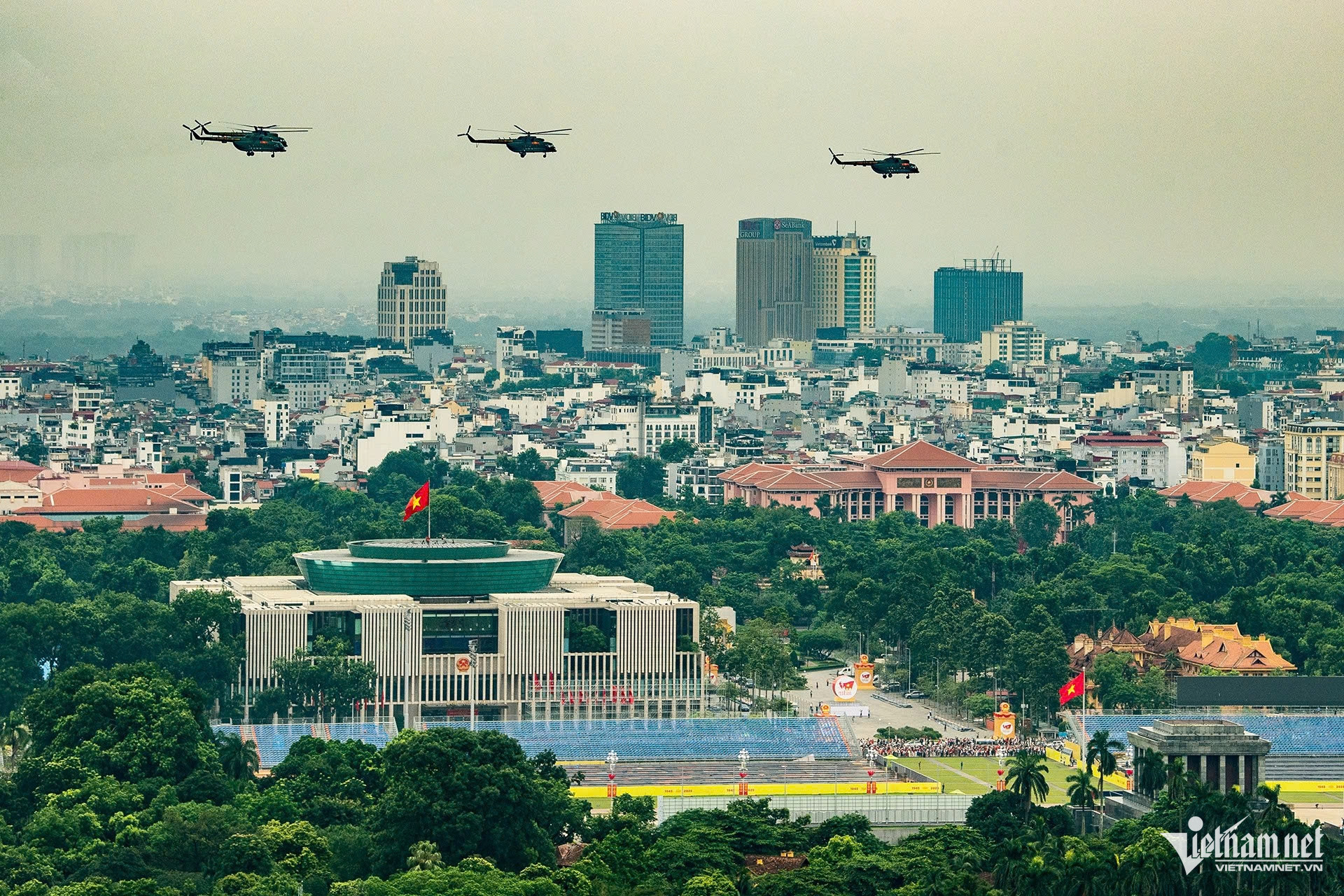 Trực thăng bay rợp trời trên Quảng trường Ba Đình