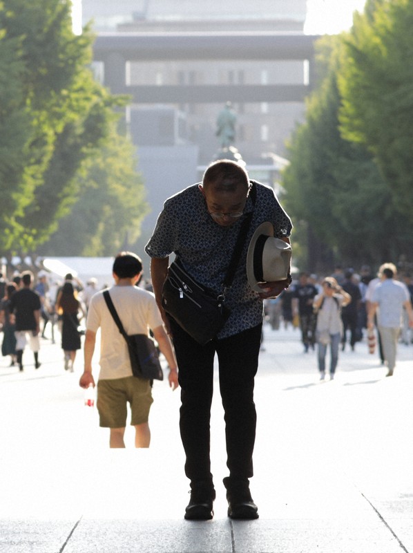 靖国神社を訪れる参拝者たち＝東京都千代田区で2025年8月15日午前6時21分、小出洋平撮影