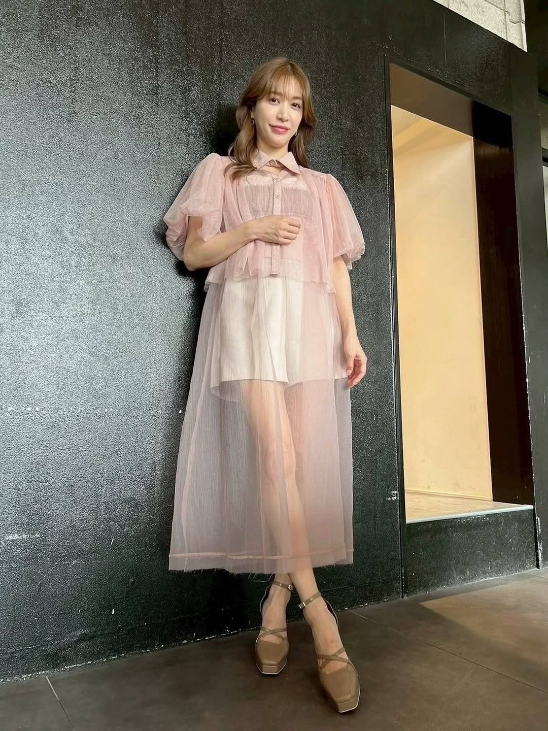 「めちゃくちゃ色っぽくて…」37歳、大島麻衣〝大人感だだ漏れシースルー〟ショット「美脚が透けて見えてる」「最上級に可愛い」