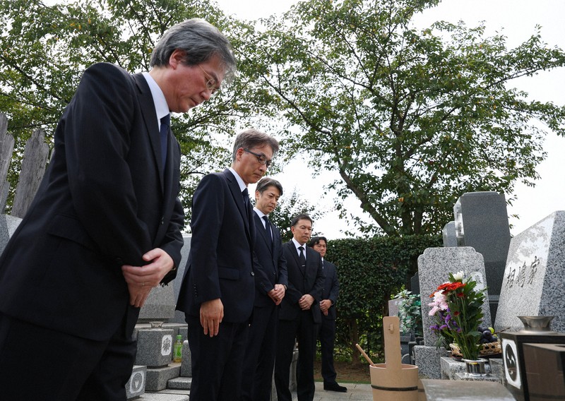 大川原冤罪の遺族　墓前で再調査と処分再考を要望　警視庁副総監らに