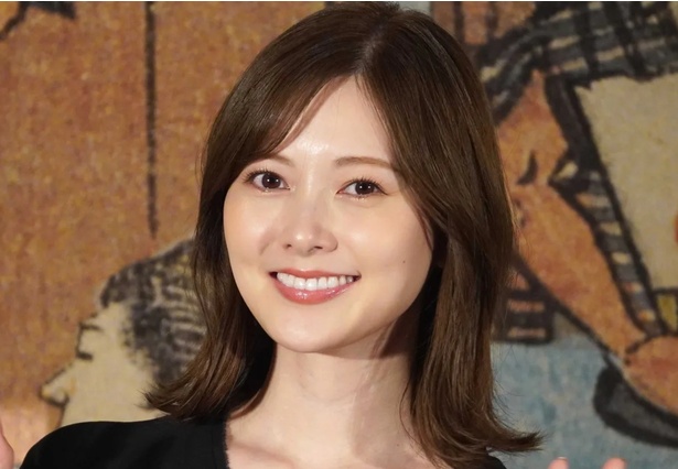 豚まんをがぶり…！白石麻衣、差し入れの豚まんを頬張る姿に「一緒に食べたい」の声＜最後の鑑定人＞