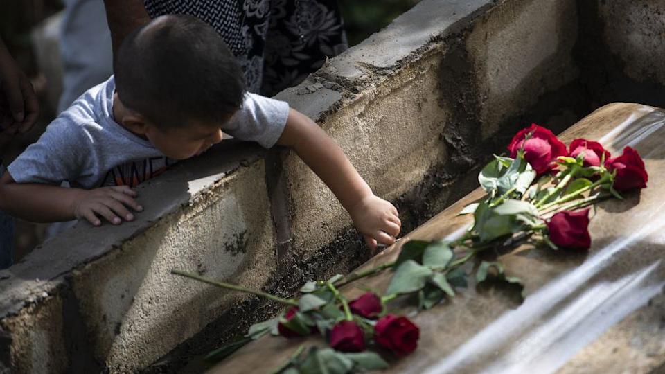 Niño en funeral en México
