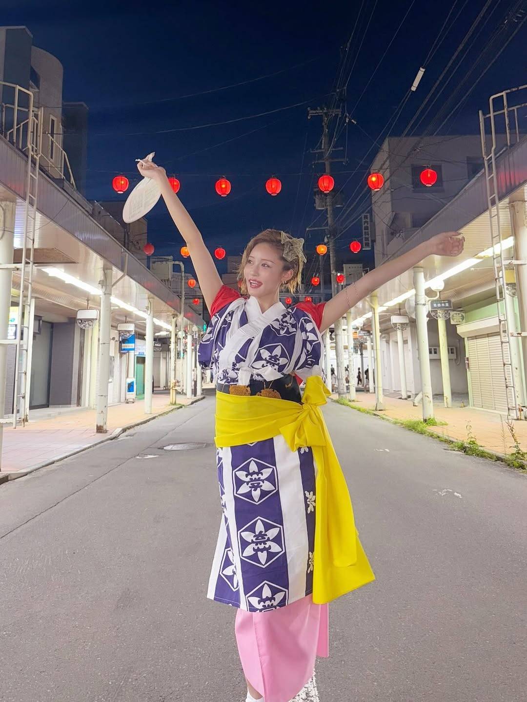 王林〝豪華俳優たち〟との意外な〝ねぶた〟3ショット「すごい二人に挟まれてるでしょ」「死ぬまでに一度で良いから観てみたい」