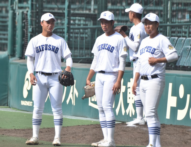 白を基調としたユニホームで今大会に臨む県岐阜商の選手たち＝阪神甲子園球場で2025年8月3日、吉川雄飛撮影