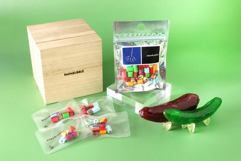 キャンディーショップ「PAPABUBBLE（パパブブレ）」のお盆向け商品。右下の精霊馬は透明キャンディーで、キュウリはメロン味、ナスはブドウ味と、見た目と味わいの両方にこだわった＝PAPABUBBLE提供