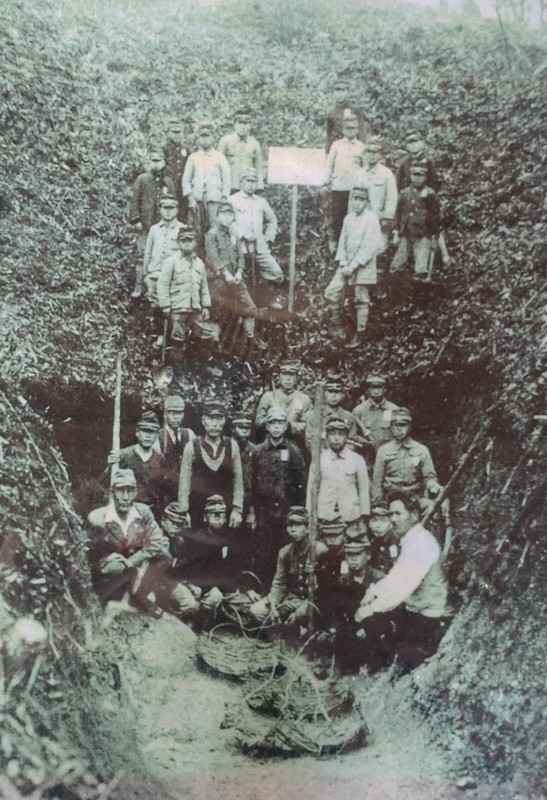 福島県石川町でウラン採掘に従事した少年たちの写真（石川町立歴史民俗資料館所蔵）。吉田秀忠さんの自宅居間に掲げられている＝福島県平田村で2025年6月13日午後2時51分、岩間理紀撮影